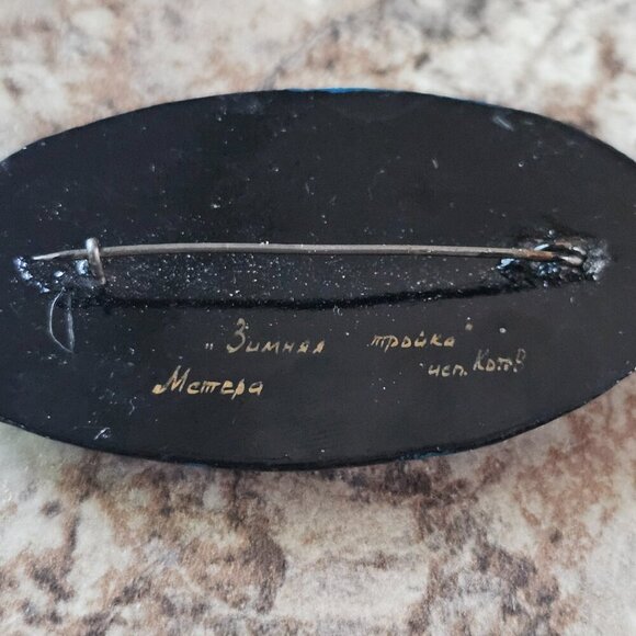 Russian Hand-Painted Lacquer Brooch – Troika Snow Scene – Fine Detail Exquisite - Picture 4 of 5